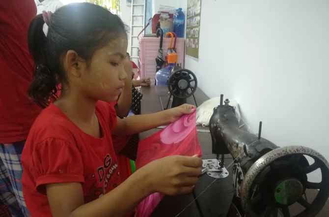 ミャンマーでスラムの子どもたちに職業訓練を行う